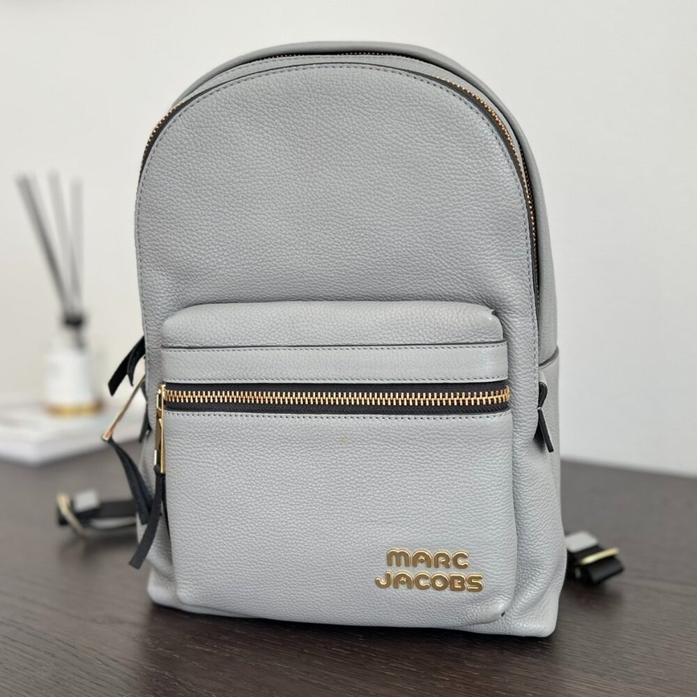 NWT - Slightly Imperfect - Marc Jacobs Logo Backpack Grey🩶🎒